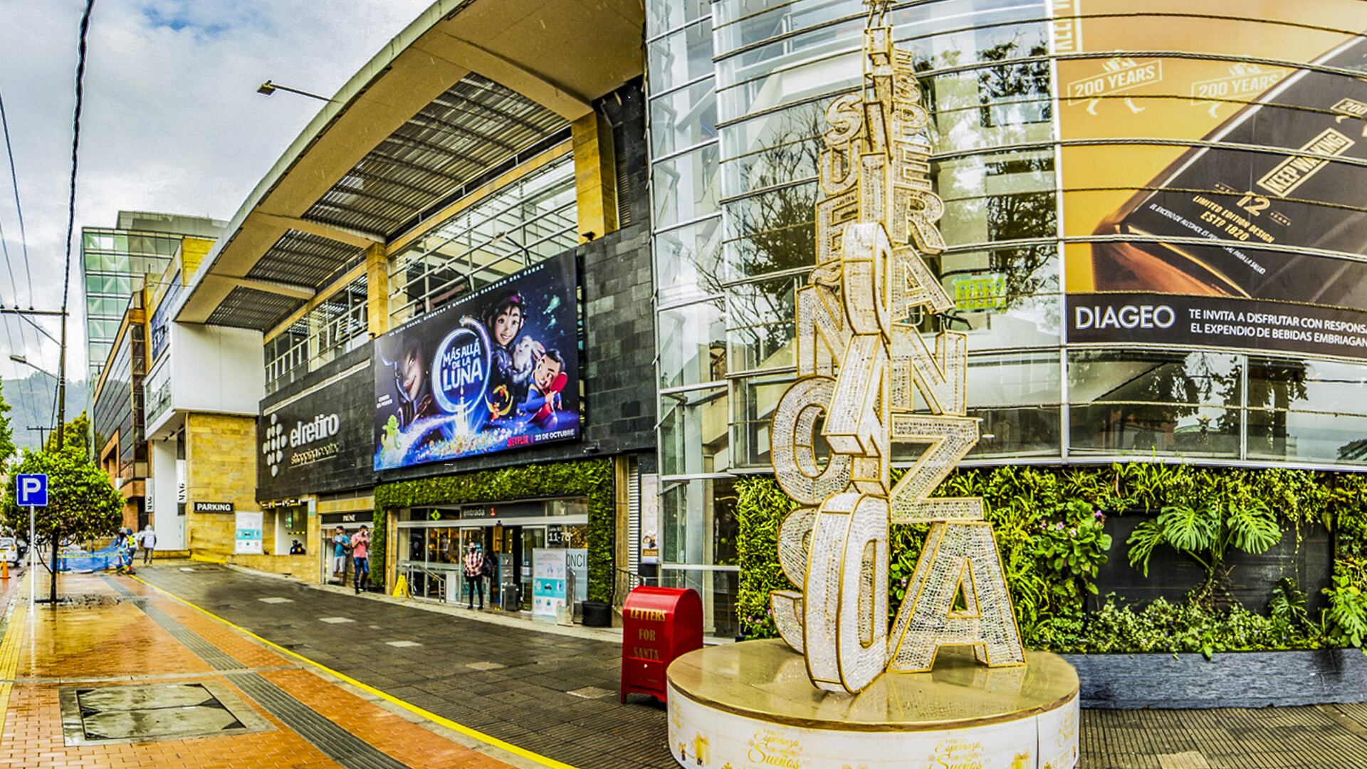 Toda la decoración navideña de El Retiro Shopping Center fue elaborada a mano por artesanos colombianos.