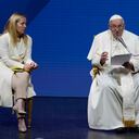El papa Francisco y la primera ministra italiana Giorgia Meloni participan en una conferencia para abordar el "invierno demográfico", en Roma, Italia, el viernes 12 de mayo de 2023. (AP Foto/Alessandra Tarantino)