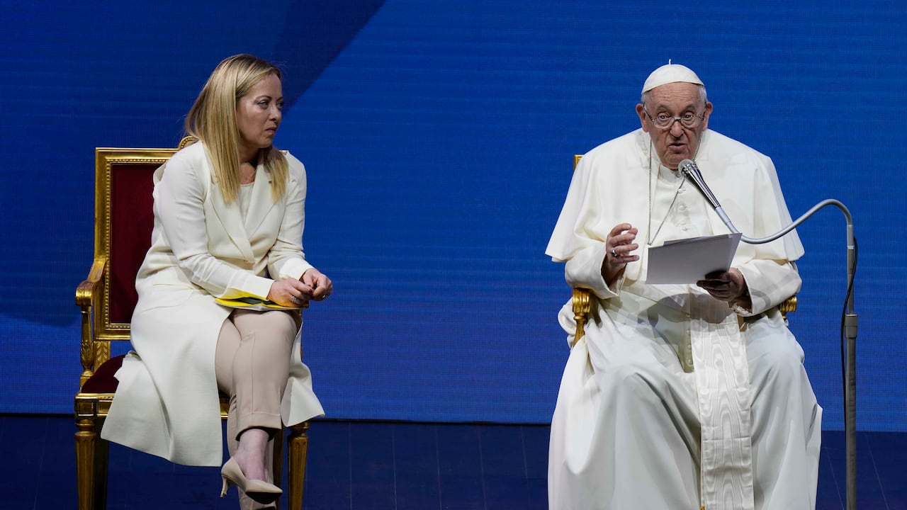 El papa Francisco y la primera ministra italiana Giorgia Meloni participan en una conferencia para abordar el "invierno demográfico", en Roma, Italia, el viernes 12 de mayo de 2023. (AP Foto/Alessandra Tarantino)