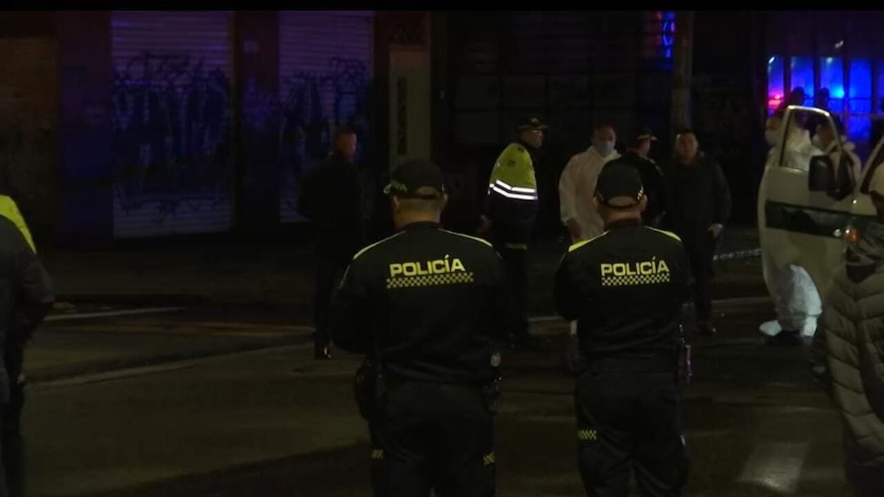 Policías recopilan pruebas tras el atentado al director de la UNP, Augusto Rodríguez.