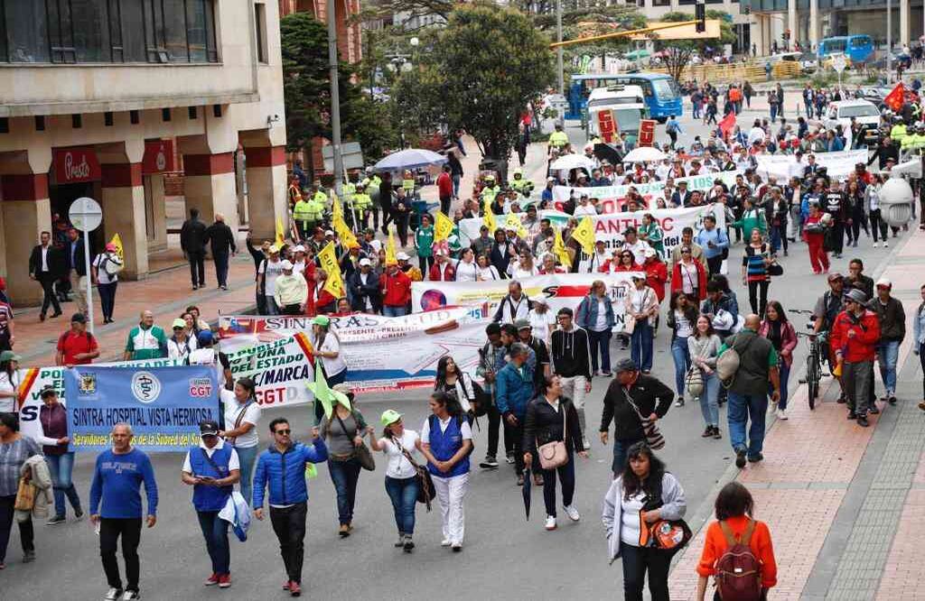 Durante las marchas se habló sobre una supuesta reducción del salario mínimo en el PND, información que es falsa pero generó inconformidades entre los manifestantes. FOTO: León Darío Peláez / Semana