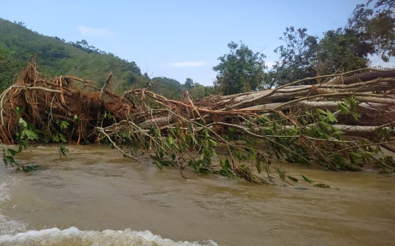 Un adulto mayor fue arrastrado por la creciente súbita de un río.