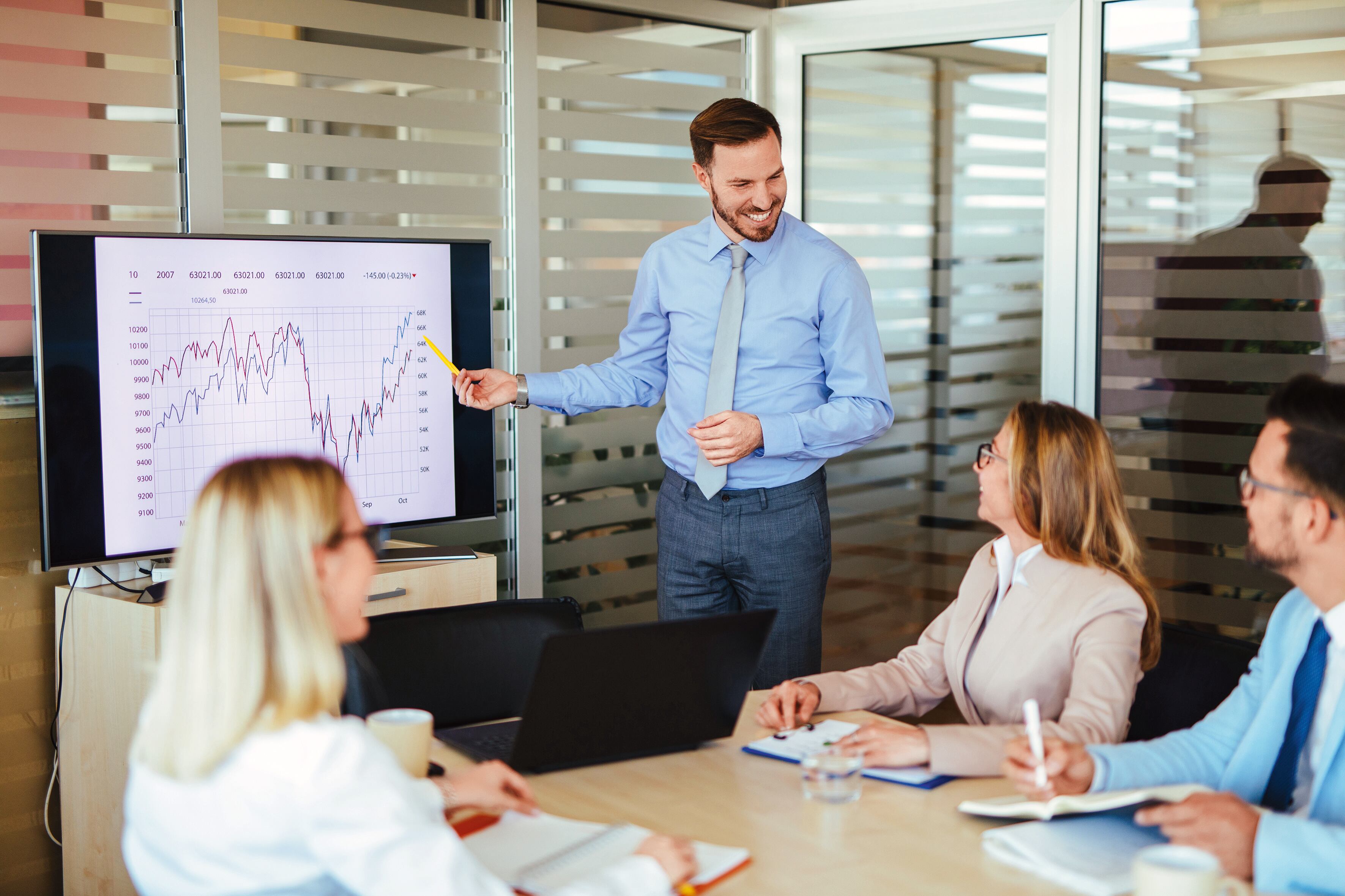 Estos fondos permiten ahorrar con un propósito específico, como la jubilación, la compra de vivienda o un proyecto personal, mientras generan rendimientos según el tipo de portafolio elegido.