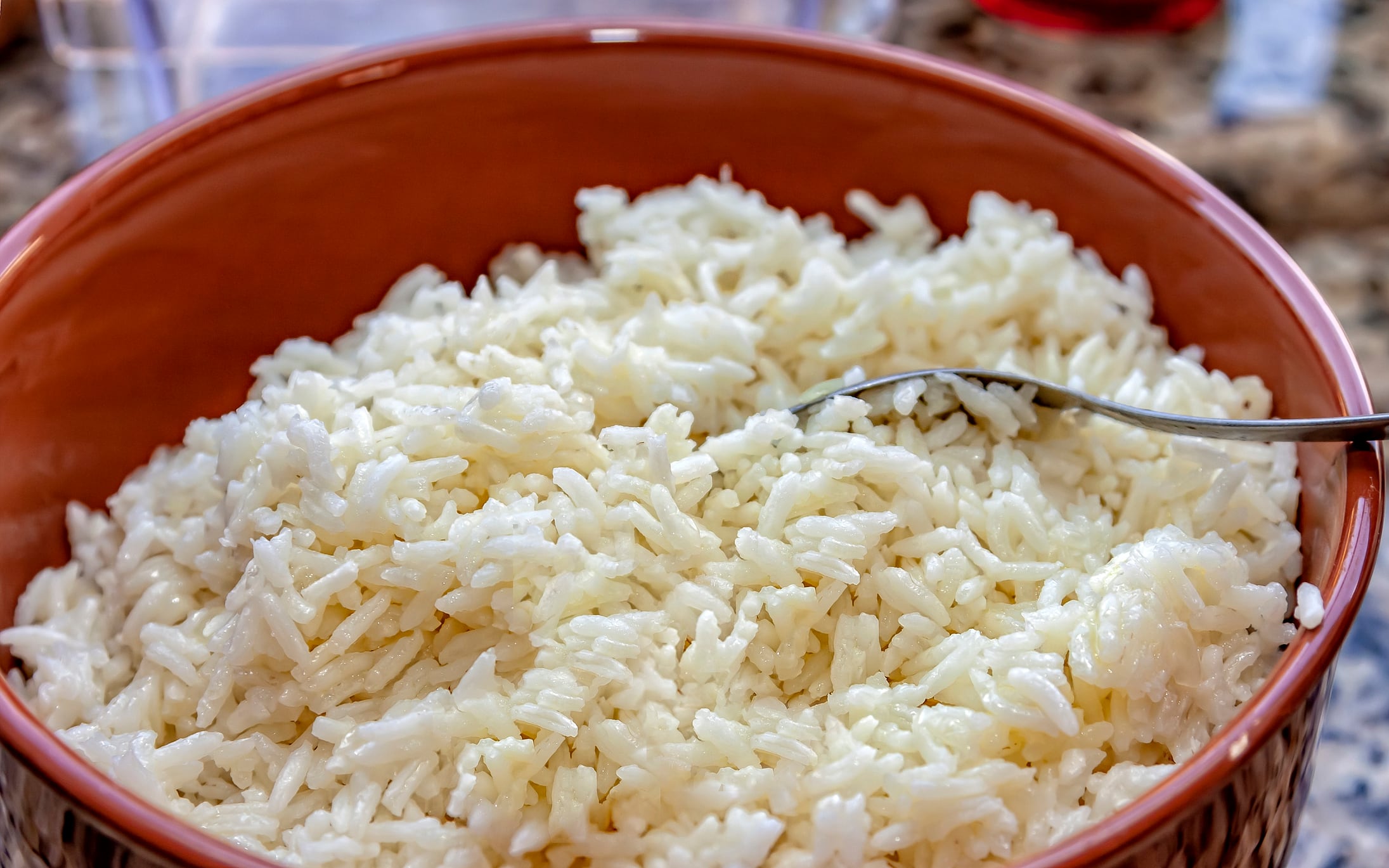 Arroz blanco cocinado con cuchara para servir - Foto de referencia