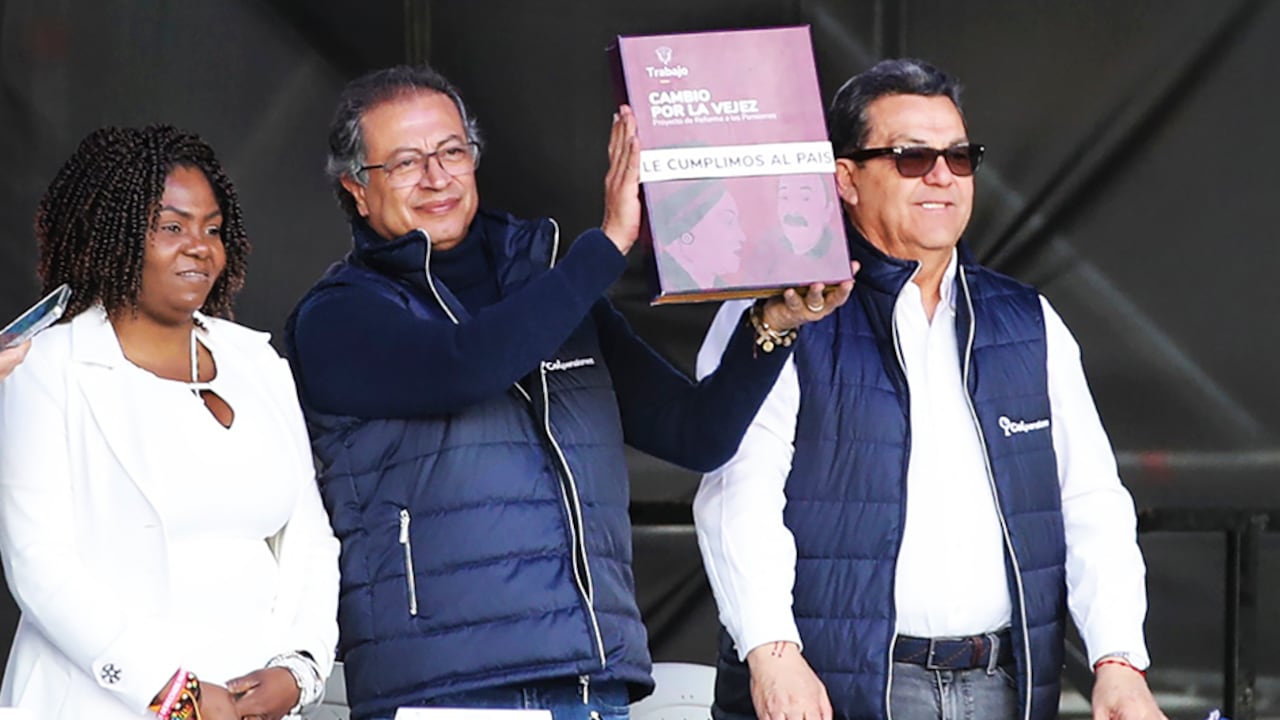 Durante la sanción de la reforma pensional, el presidente Gustavo Petro estuvo acompañado de la vicepresidenta Francia Márquez y del presidente de Colpensiones, Jaime Dussán. Muchos trabajadores dudan sobre lo que vendrá para ellos en materia de jubilación.