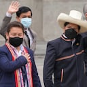 El presidente peruano Pedro Castillo, a la derecha, saluda junto al primer ministro Guido Bellido, a la izquierda, y los miembros de su gabinete en el palacio de gobierno mientras Bellido y el gabinete parten hacia el Congreso para pedirle a los legisladores un voto de confianza en Lima, Perú, el jueves 26 de agosto de 2021. (AP Foto/Martín Mejía)