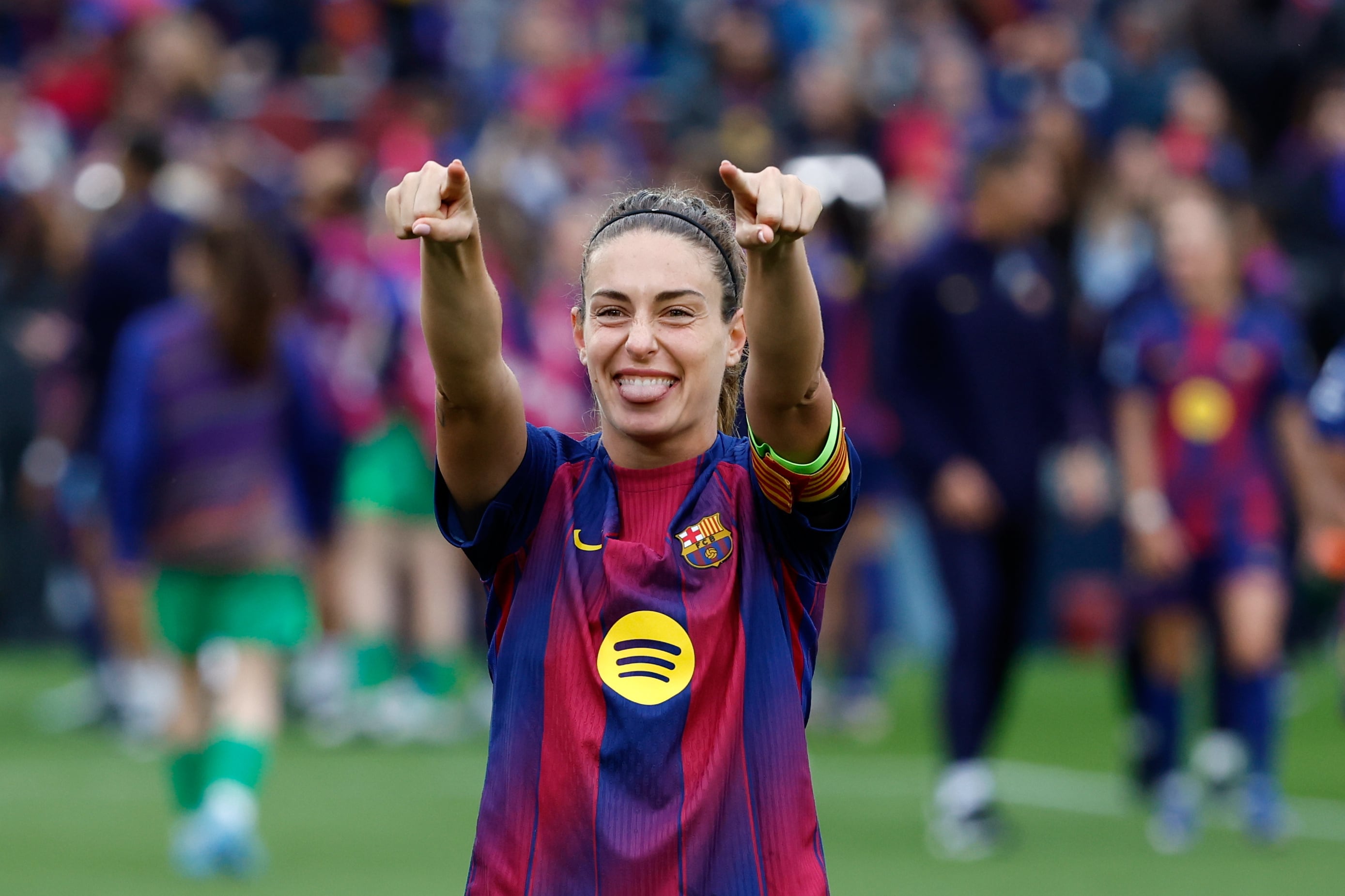 Alexia Putellas, del Barcelona, hace un gesto hacia los aficionados al final del partido de vuelta de la semifinal de la Liga de Campeones femenina de fútbol entre el FC Barcelona y el FC Bayern Múnich en Barcelona, España, el domingo 3 de mayo de 2026. (Foto AP/Joan Monfort)