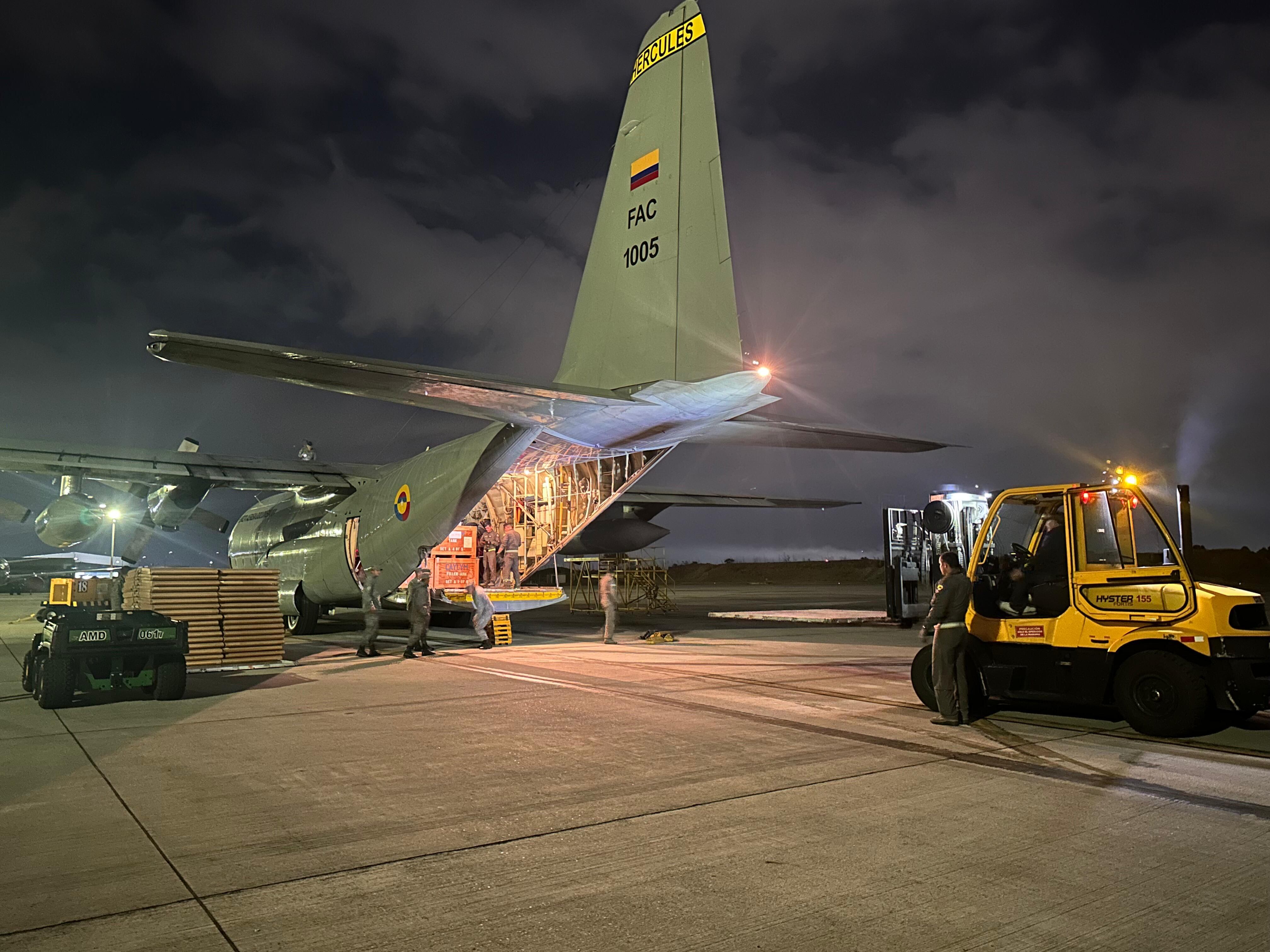 A bordo de un C-130 Hércules de la Fuerza Aeroespacial Colombiana llegó el sistema contraincendios Guardian Caylym
Foto: Fuerzas Militares