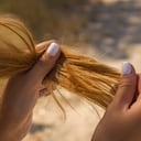 Existen diversos productos caseros que ayudan a´mejorar la condición del cabello seco.