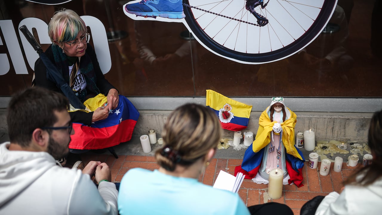 Jornada de oración a las afueras de la Fundación Santa Fe; por la salud del Senador Miguel Uribe Turbay