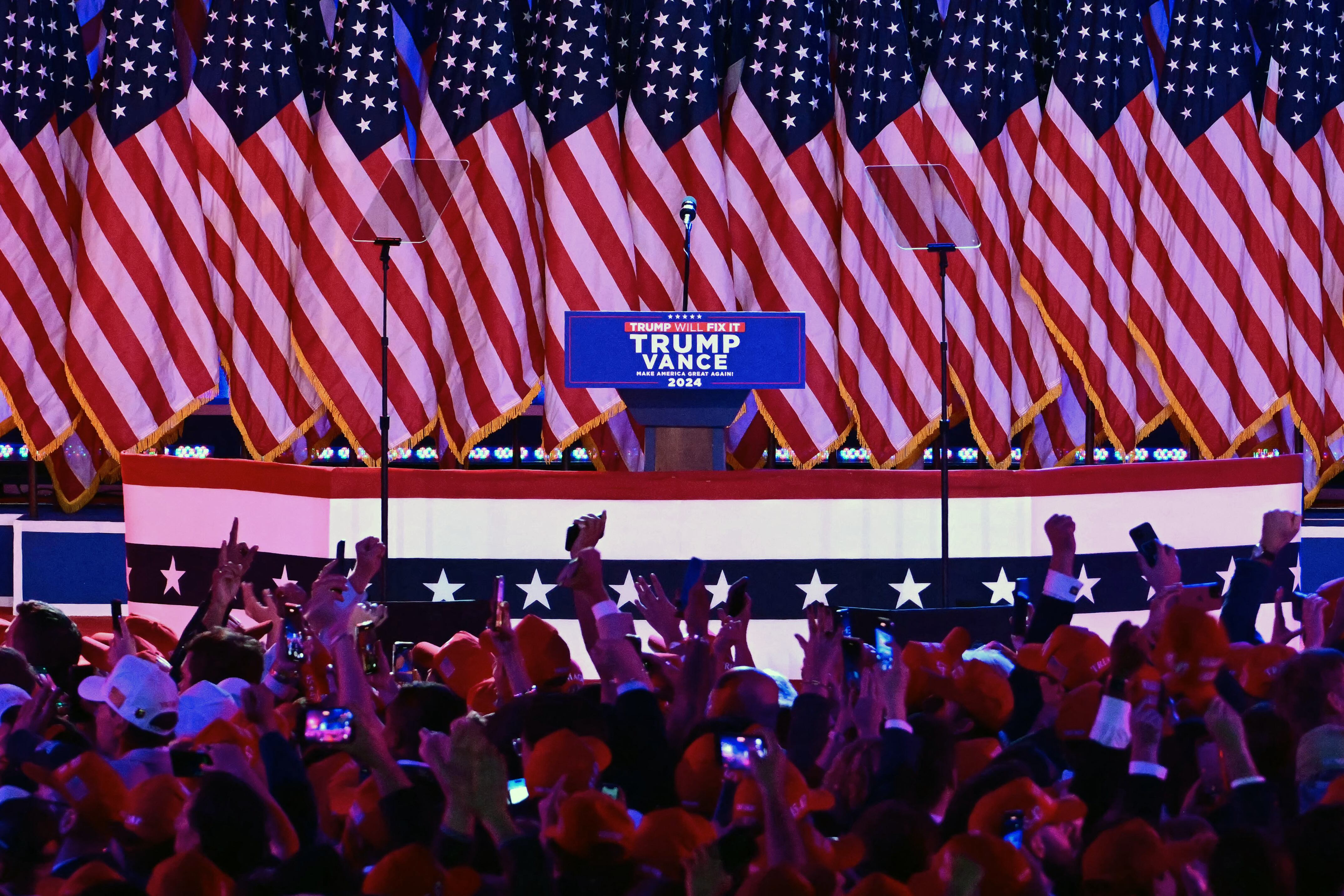 Trump habría conseguido la victoria en cinco de los siete "estados-bisagra" imprescindibles tanto para el candidato republicano como a su rival y vicepresidenta del país, Kamala Harris.