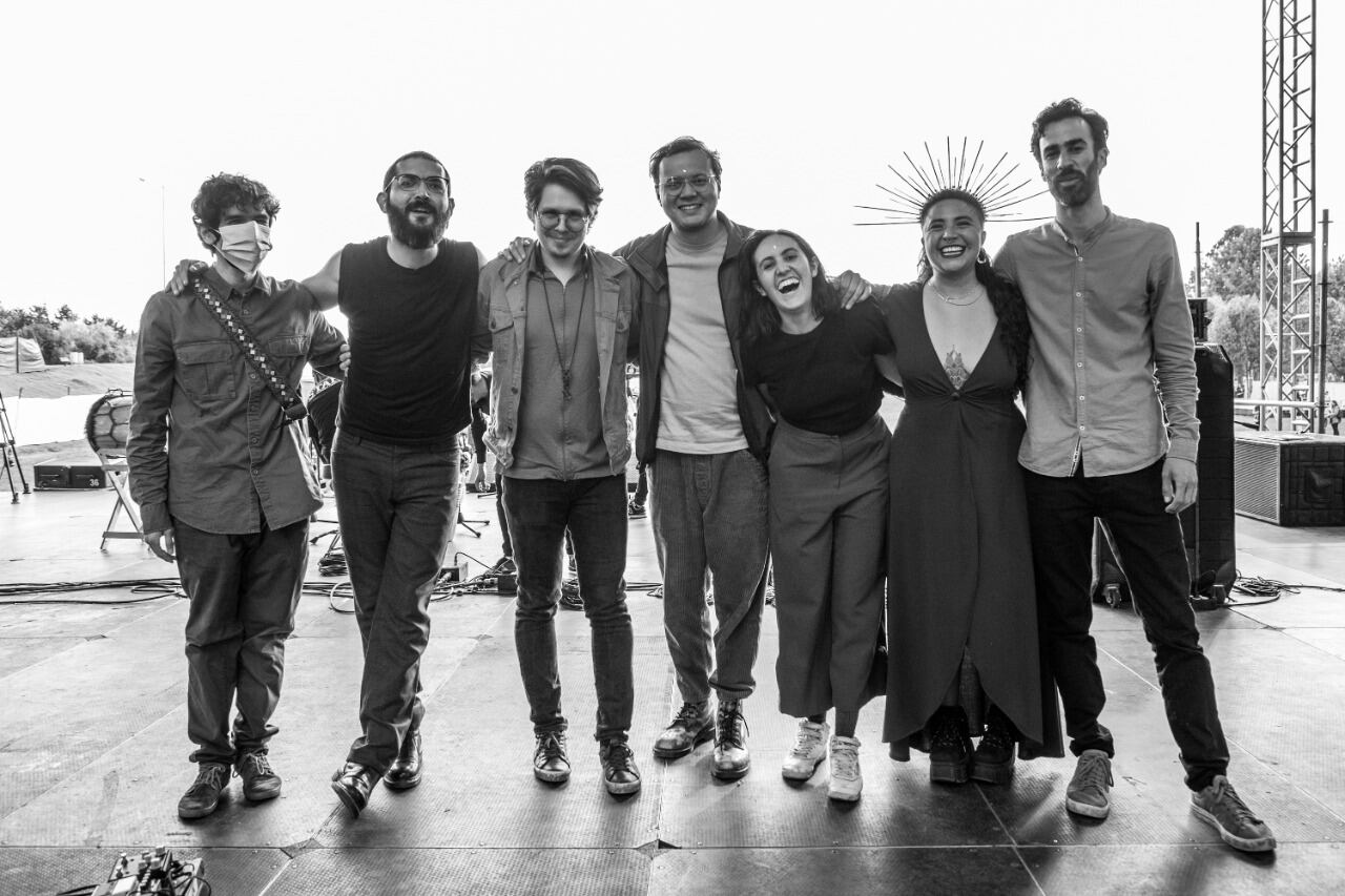 Cachicamo, una banda que comenzó destilando la esencia de la música llanera colombiana, ha evolucionado bajo la dirección de Andrea Hoyos hacia una fusión única con el jazz.