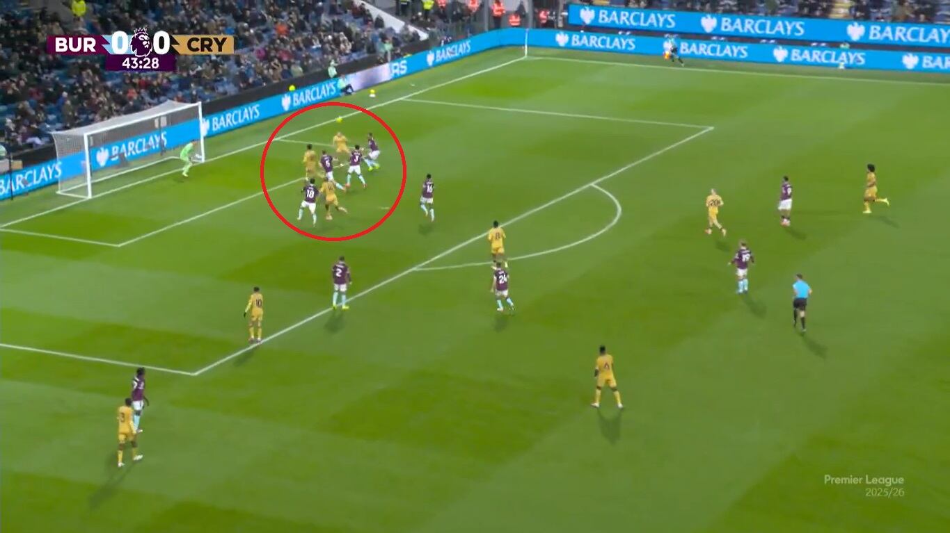 Momento exacto en el que Daniel Muñoz marca de cabeza.