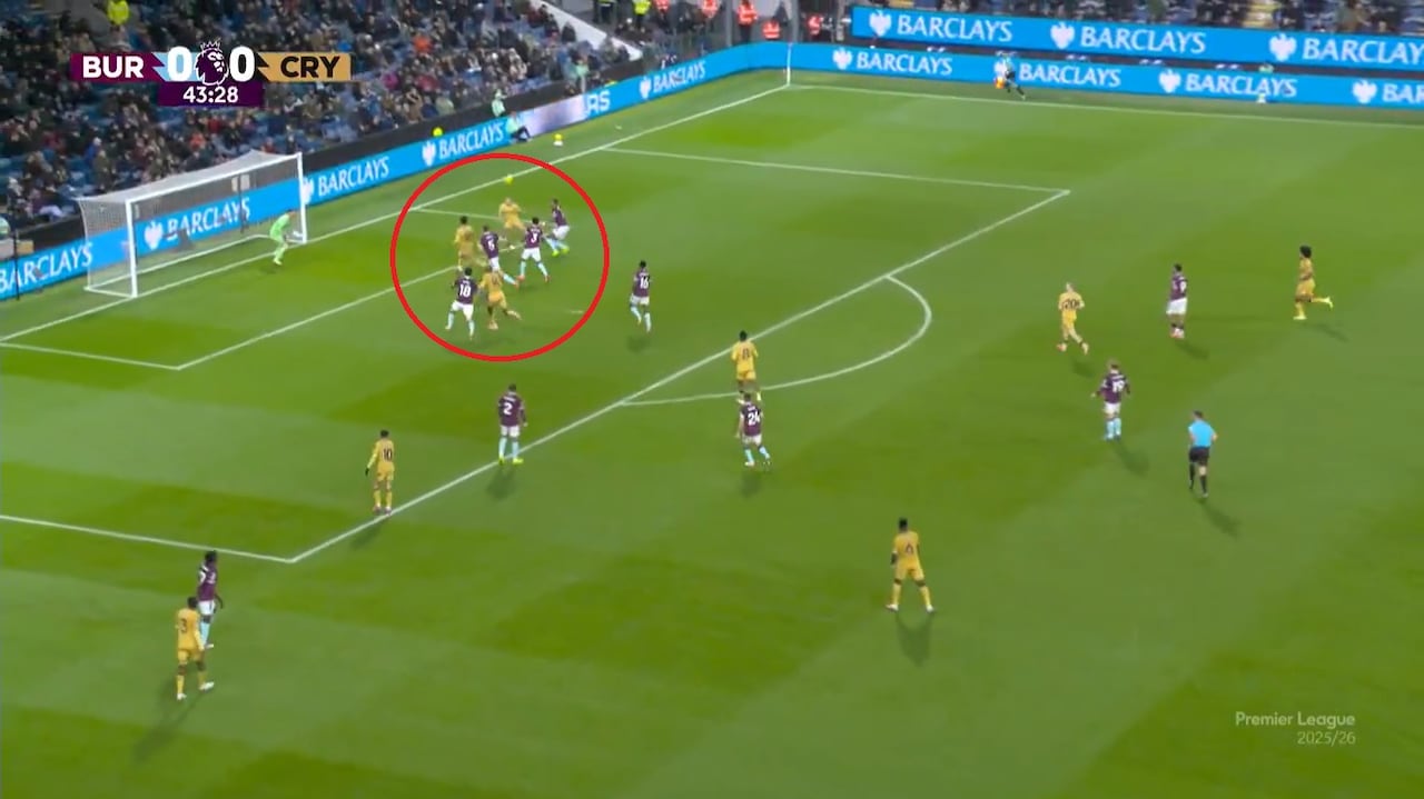 Momento exacto en el que Daniel Muñoz marca de cabeza.