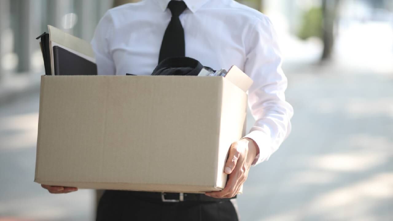 Empleados de una compañía fueron notificados de su despido, a través de una videoconferencia por la plataforma Zoom. Foto GettyImages.