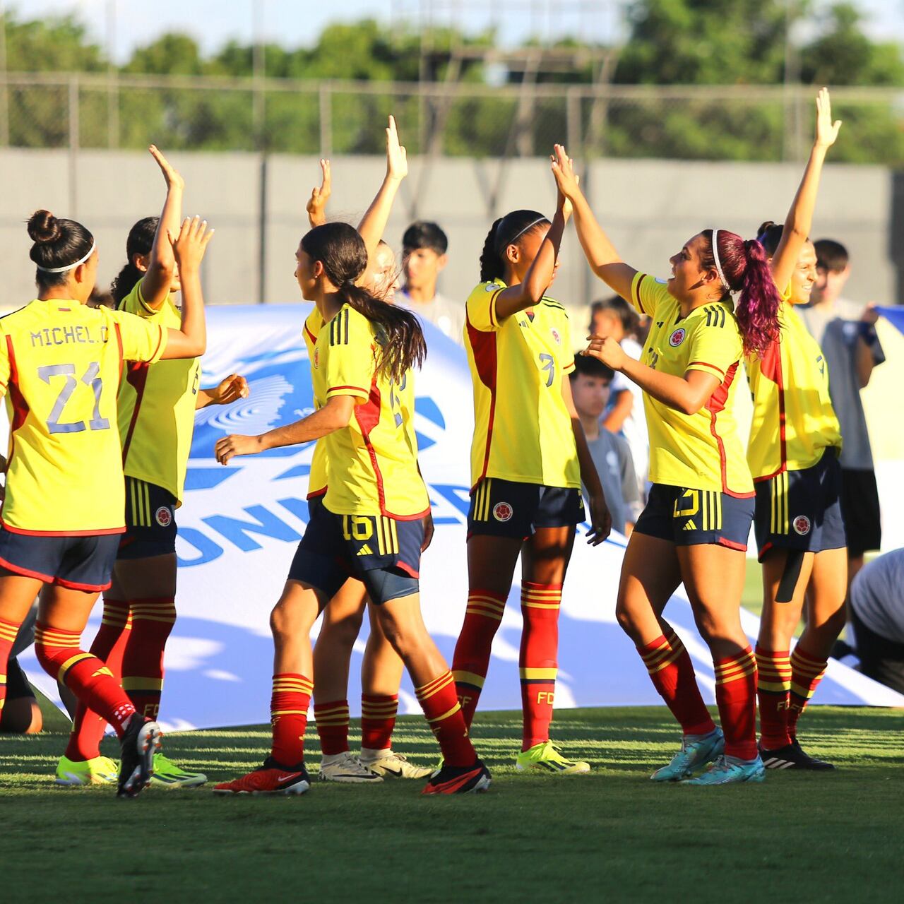 Jugadoras de la Selección Colombia Femenina Sub-17 momento antes de iniciar el partido contra Argentina en el Sudamericano Femenino Sub-17 del 2024.