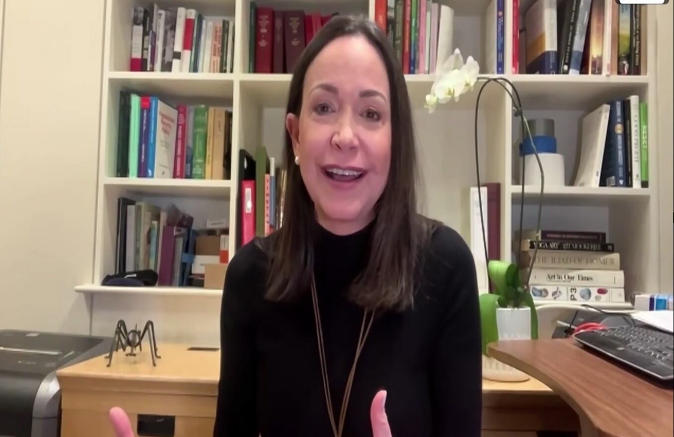 María Corina Machado durante la charla  Debate: Venezuela hoy, y los posibles escenarios  en el Hay Festival 2026