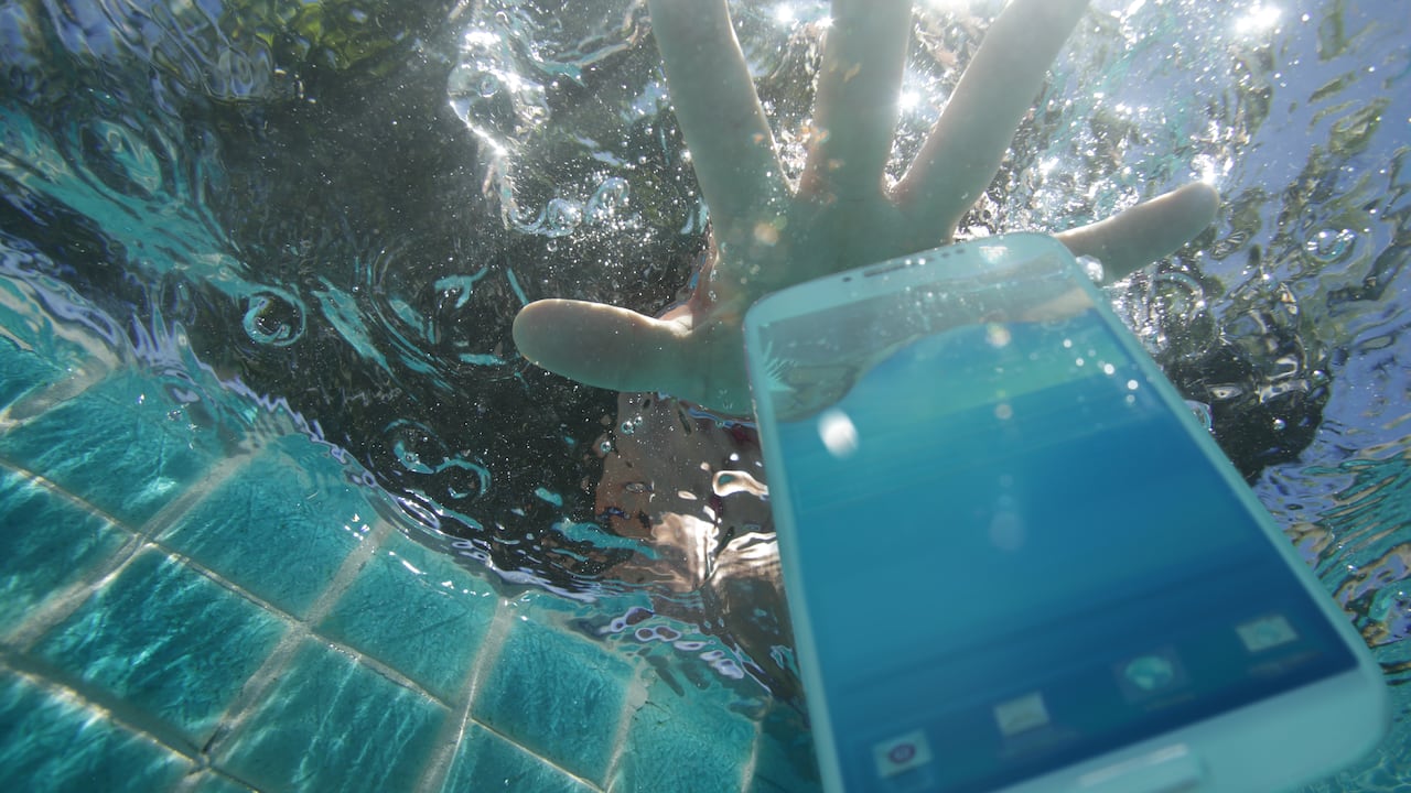 Al parecer, el joven se sumergió en el agua para rescatar el celular.