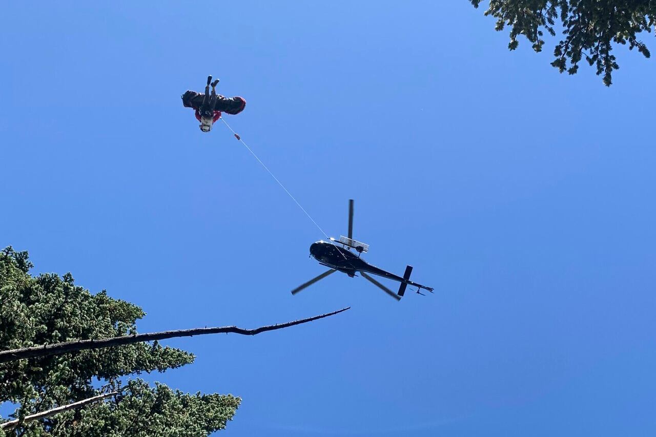 En esta fotografía proporcionada por el Sheriff de Búsqueda y Rescate del condado de Gallatin, Montana, Rudy Noorlander es llevado a un helicóptero de rescate después de ser mutilado por un oso grizzly que le arrancó la mandíbula inferior de un mordisco, el viernes 8 de septiembre de 2023. El ataque ocurrió en el Bosque Nacional Custer Gallatin, a unas 55 millas al norte del Parque Nacional Yellowstone.