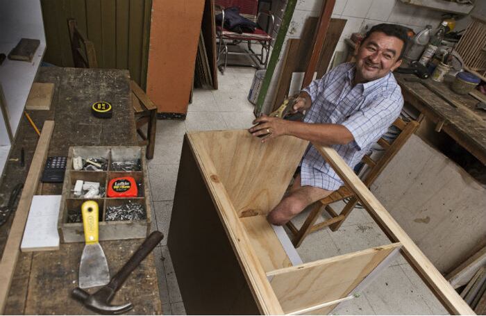 JOSÉ: José Gamboa, de 60 años de edad, es un carpintero de profesión que pocas veces sale de Bogotá, donde vive con su familia. La última vez que abandonó la capital fue en abril del 2011, cuando un vecino, propietario de una empresa de transporte, lo invitó a ganarse unos pesos adicionales alquilando su camioneta para escoltar el viaje de una mula con maquinaria pesada al campamento de una petrolera en los Llanos Orientales. El viaje se presentó sin complicaciones y José, ansioso por encontrarse con su esposa y sus hijos, se dispuso a regresar solo y apresuradamente a la capital. A las 7:00 p. m. del 9 de abril, después de 3 días de salir de su casa y cuando se encontraba a un kilómetro y medio de Chipaque, Cundinamarca, muy cerca de Bogotá, se estrelló con otro vehículo. La policía de carreteras llevó a los conductores hasta el pueblo para hacer el croquis y la prueba de alcoholemia dejando los carros involucrados a un lado de la carretera. Media hora después y cuando se disponía a abordar su vehículo para continuar su viaje, José pisó un artefacto explosivo abandonado al lado de la carretera, lo que le originó la pérdida de su pierna izquierda. A pesar del accidente, José madruga todos los días para trabajar en su negocio de fabricación de cocinas integrales.