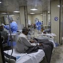 Personal de la salud atiende a pacientes con covid-19 en unidades intermedias y críticas. (AP Photo/Ghaith Alsayed)