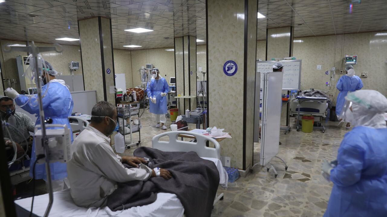 Personal de la salud atiende a pacientes con covid-19 en unidades intermedias y críticas. (AP Photo/Ghaith Alsayed)