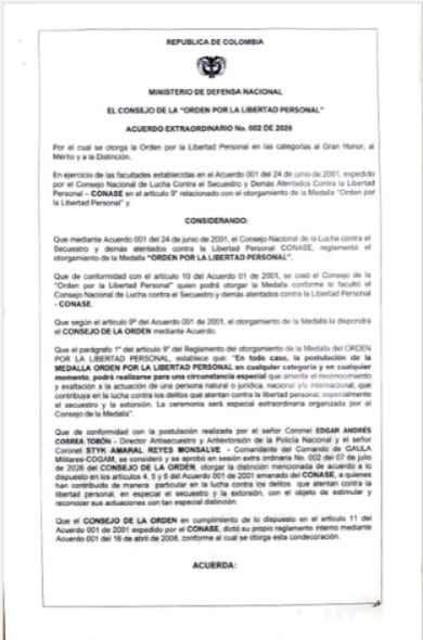 Documento donde autorizan condecoración del coronel Carlos Feria.