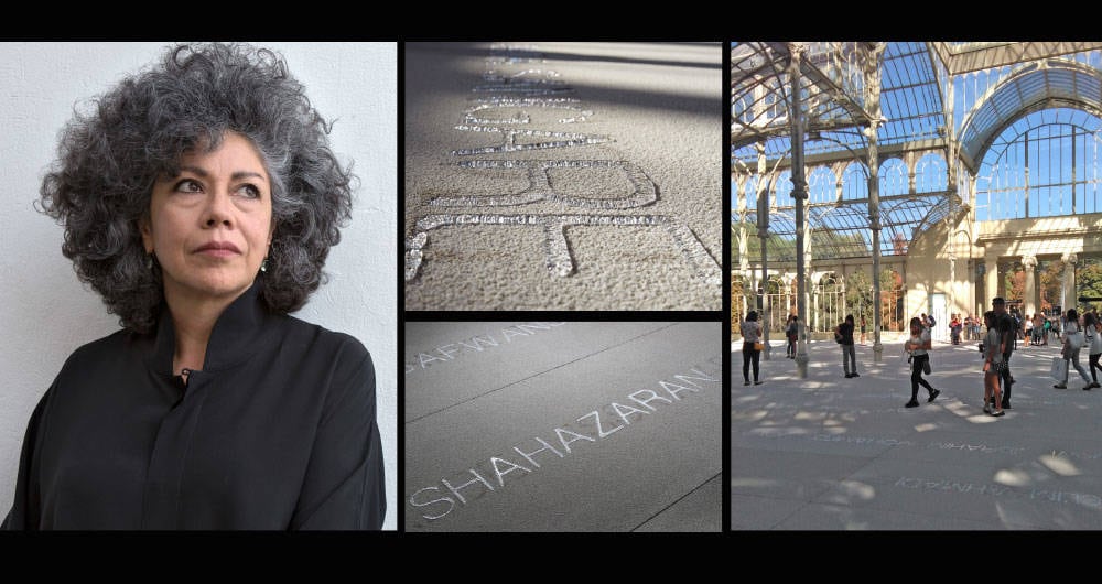 Doris Salcedo escribe con agua, sobre un piso de arena, los nombres de inmigrantes ilegales que se ahogaron. Foto: SEMANA