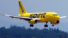 Un Airbus 319 de Spirit Airlines se aproxima al Aeropuerto Regional de Manchester Boston para aterrizar.