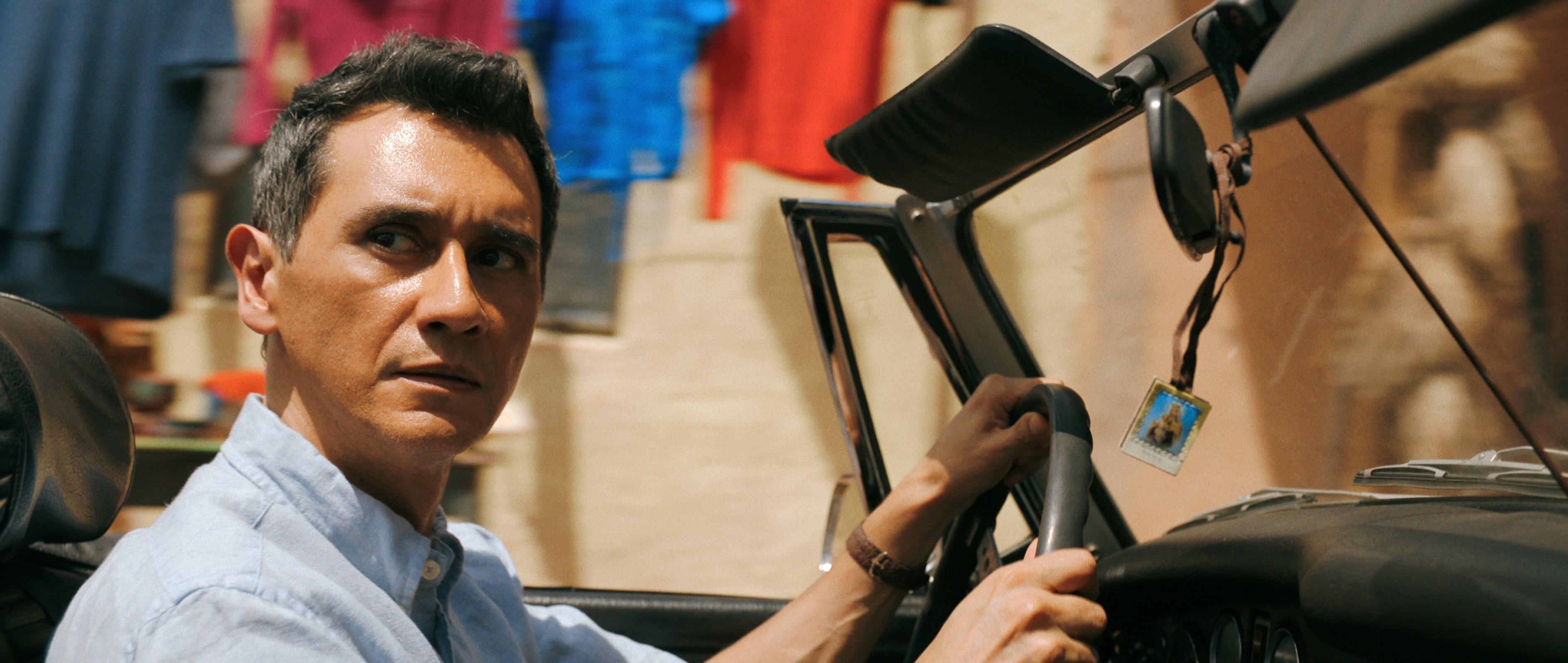 Carlos-Manuel Vesga es Manousos Oviedo en 'Pluribus', de Vince Gilligan,¡. Foto: Apple TV.