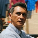 Carlos-Manuel Vesga es Manousos Oviedo en 'Pluribus', de Vince Gilligan,¡. Foto: Apple TV.