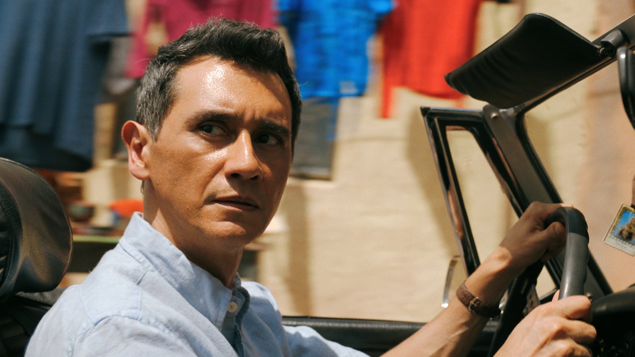 Carlos-Manuel Vesga es Manousos Oviedo en 'Pluribus'. La serie de Apple TV recibió múltiples nominaciones en los Emmy 2026, y una fue para el colombiano.