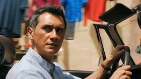 Carlos-Manuel Vesga es Manousos Oviedo en 'Pluribus', de Vince Gilligan,¡. Foto: Apple TV.