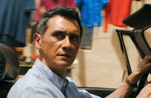 Carlos-Manuel Vesga es Manousos Oviedo en 'Pluribus', de Vince Gilligan,¡. Foto: Apple TV.