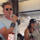 Con instrumentos y músicos, el artista deleitó a los viajeros en pleno vuelo.