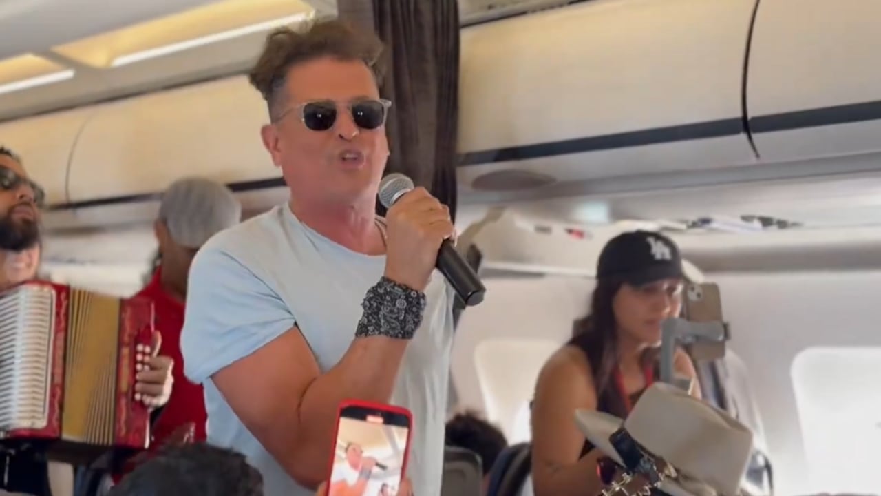 Con instrumentos y músicos, el artista deleitó a los viajeros en pleno vuelo.