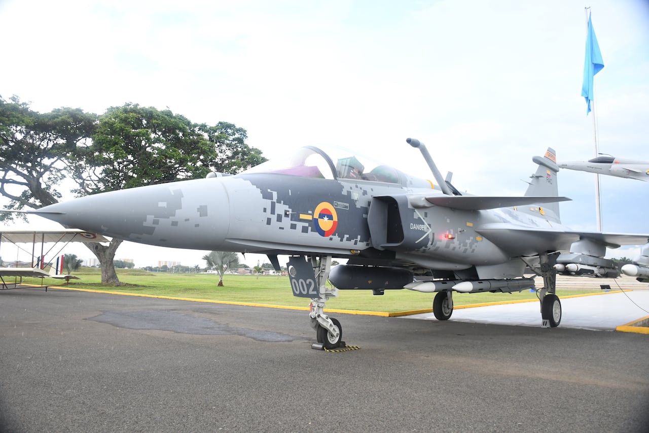 Fuerza Area 106 años, Gustavo Petro firma compra nuevos aviones Gripen. suecos.