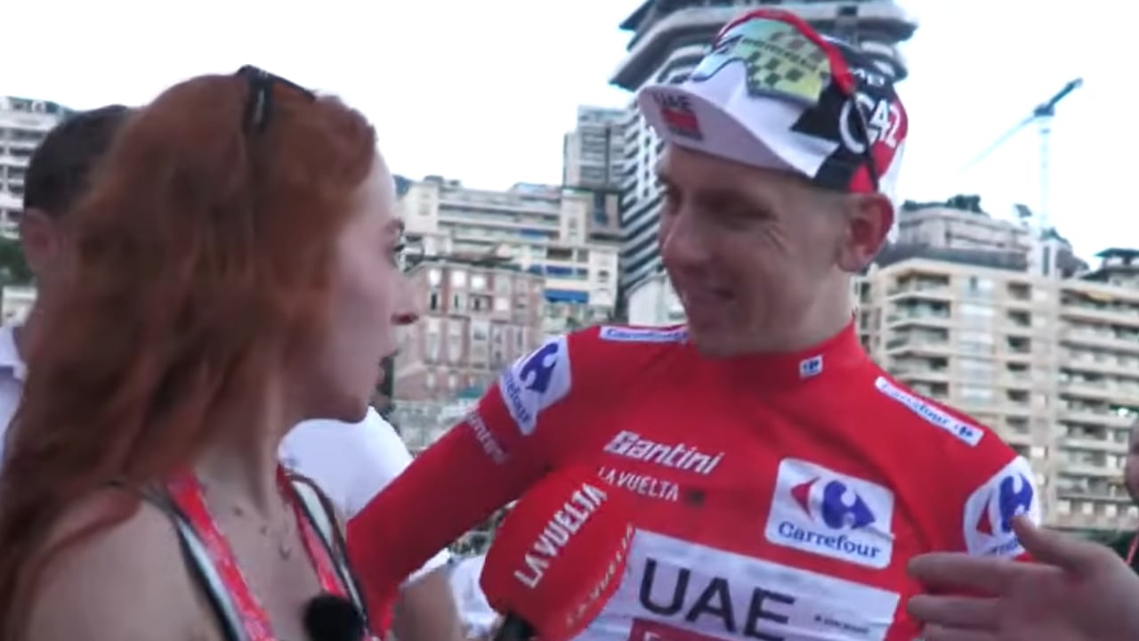 Tadej Pogacar se llevó una sorpresa después de recibir la camiseta roja en la Vuelta a España