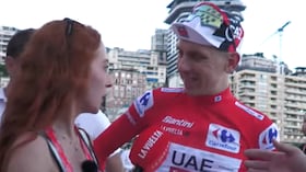 Tadej Pogacar se llevó una sorpresa después de recibir la camiseta roja en la Vuelta a España