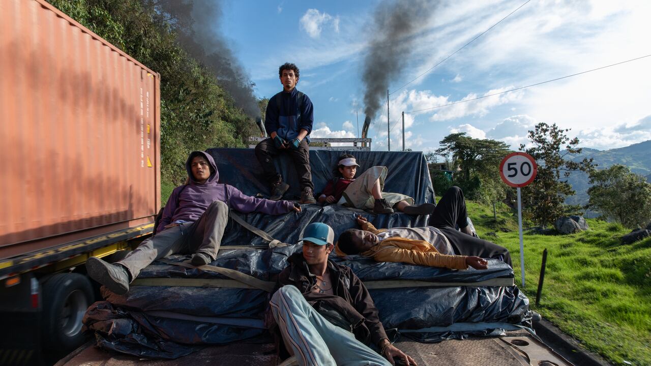 Los reyes del mundo / Laura Mora / 2022. Rá (19), Culebro (16), Sere (14), Winny (12) Nano (13), cinco chicos de la calle de Medellín tienen en sus manos unas viejas escrituras de una tierra heredada por Rá. Tras recibir una carta de la oficina de restitución de tierras del gobierno, notificando la devolución de los terrenos que le fueron arrebatados a su abuela, Rá decidirá emprender el viaje con sus amigos con la promesa de por fin cumplir un sueño: tener un lugar en el mundo donde ser libres, donde estar a salvo, donde construir su propio reino.