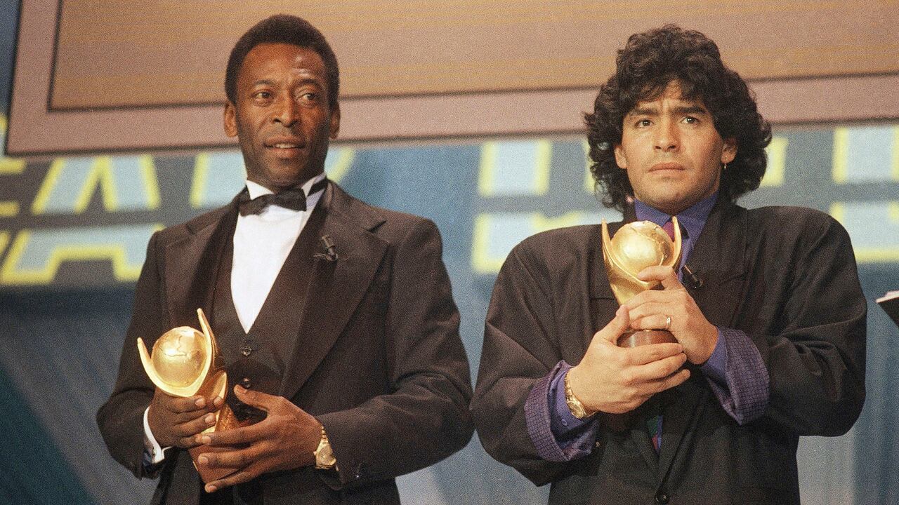 Diego Armando Maradona y Pelé siempre "compitieron" por ser el mejor futbolista de la historia. Foto: AP.