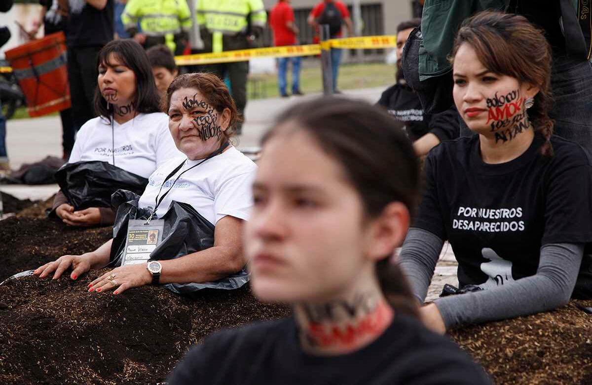 Víctimas de familiares de desaparecidos sembraron sus cuerpos en medio de las conmemoraciones del Día Internacional de las Víctimas de Desaparición Forzada.Foto: León Darío Peláez / SEMANA 