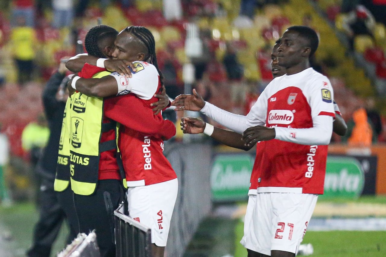 Hugo Rodallega celebrando uno de sus goles en el partido de Santa Fe vs. Fortaleza CEIF