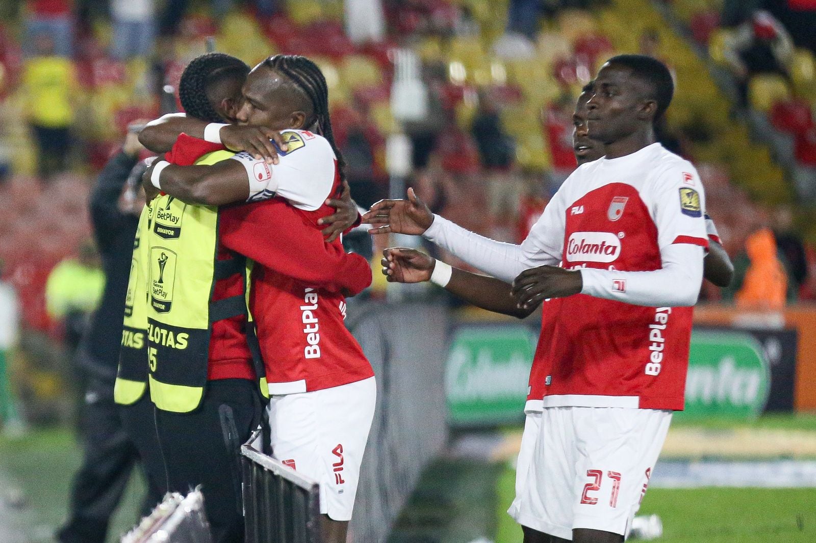 Hugo Rodallega celebrando uno de sus goles en el partido de Santa Fe vs. Fortaleza CEIF