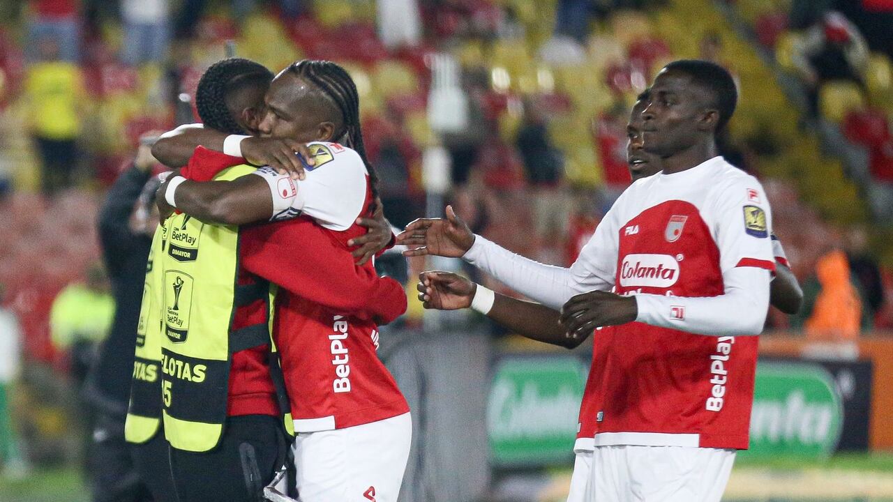 Hugo Rodallega celebrando uno de sus goles en el partido de Santa Fe vs. Fortaleza CEIF.