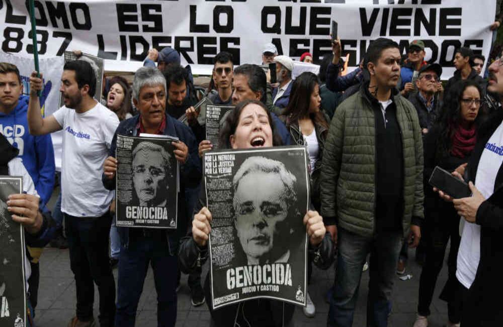 Varios manifestantes se reunieron a las afueras del recinto para gritar arengas contra el expresidente Uribe. Foto: Guillermo Torres Reina.