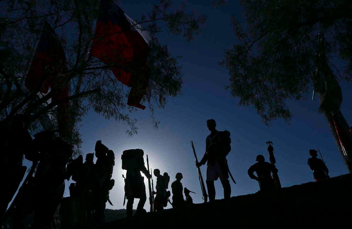 Soldados vestidos con uniformes de guerra revolucionarios de época participan en una ceremonia conmemorativa del 200 aniversario de la batalla de Chacabuco, en Santiago de Chile, el domingo 12 de febrero de 2017. La batalla marcó el inicio de la independencia de Chile de España. (AP Photo / Esteban Felix)  
