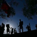 Soldados vestidos con uniformes de guerra revolucionarios de época participan en una ceremonia conmemorativa del 200 aniversario de la batalla de Chacabuco, en Santiago de Chile, el domingo 12 de febrero de 2017. La batalla marcó el inicio de la independencia de Chile de España. (AP Photo / Esteban Felix)
