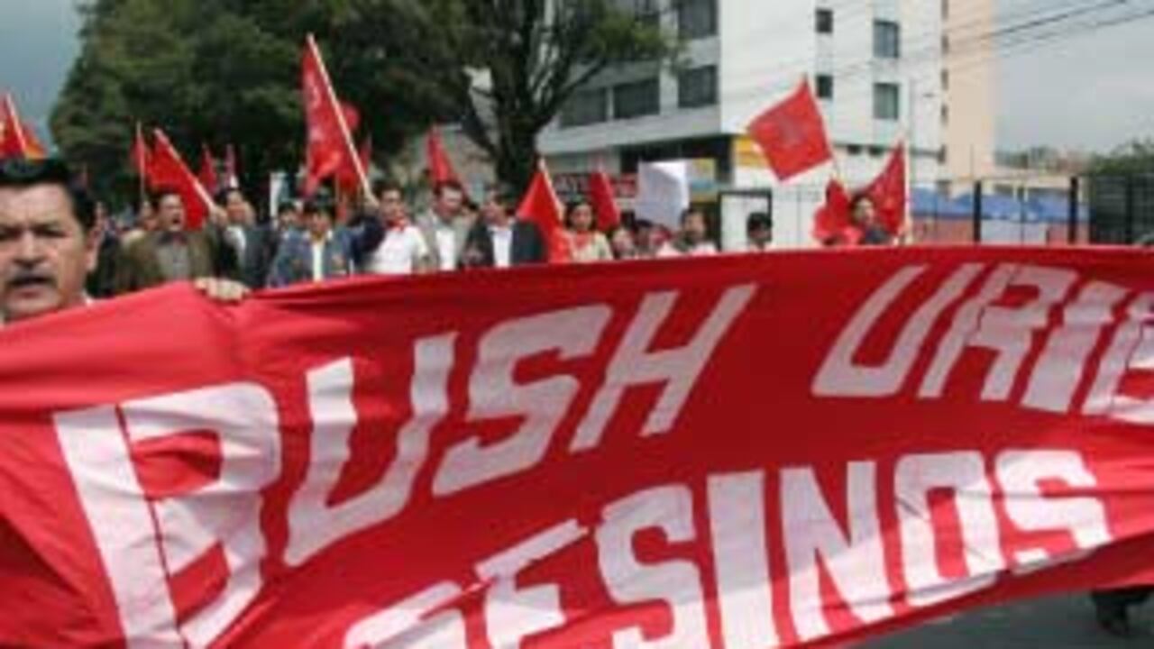 En Quito,estudiantes ecuatorianos protestaron el lunes frente a la embajada colombiana