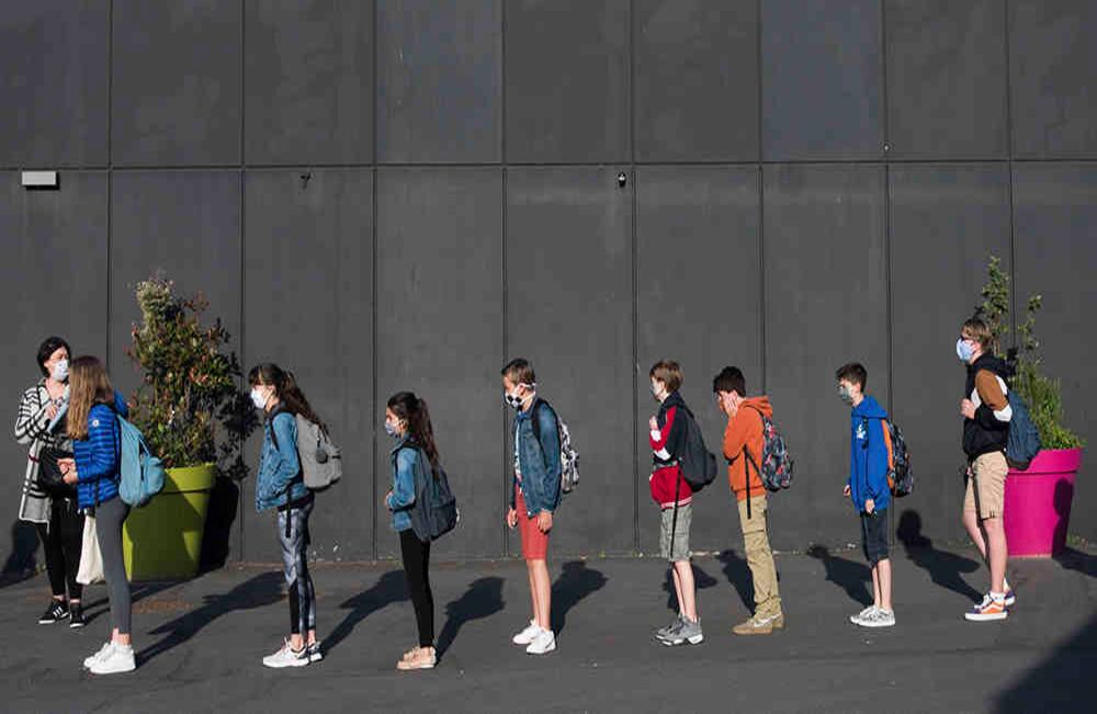 El distanciamiento social es norma en las escuelas secundarias europeas que ya regresaron a clases presenciales. // AFP/Hans Lucas.